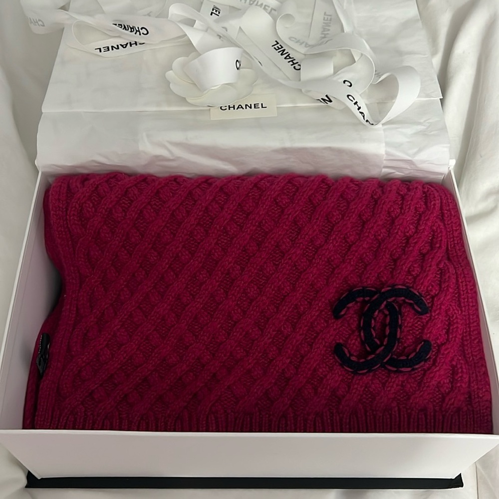 New without tags Chanel cashmere scarf